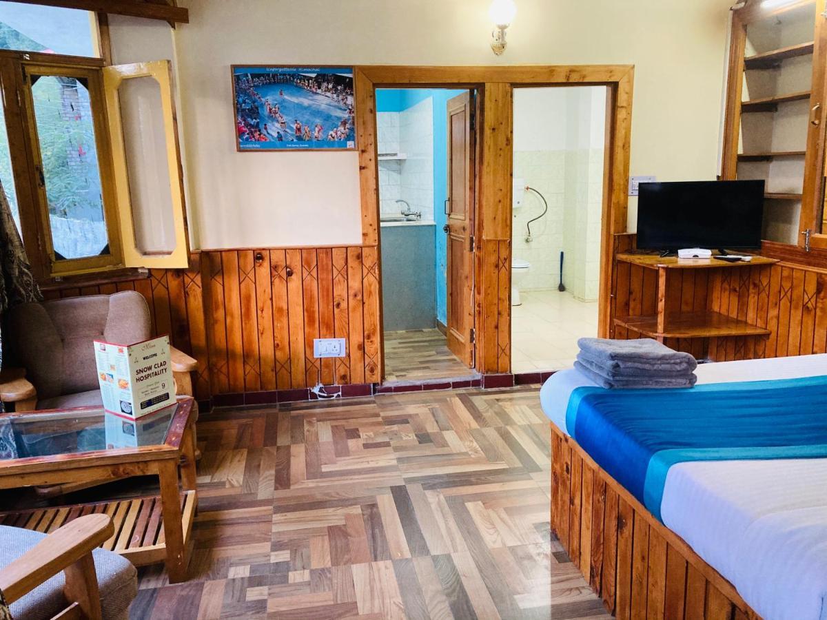 Woods Villa- A Luxury Mountains View Cottages Manali  Bagian luar foto