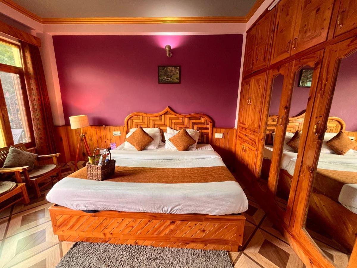 Woods Villa- A Luxury Mountains View Cottages Manali  Bagian luar foto