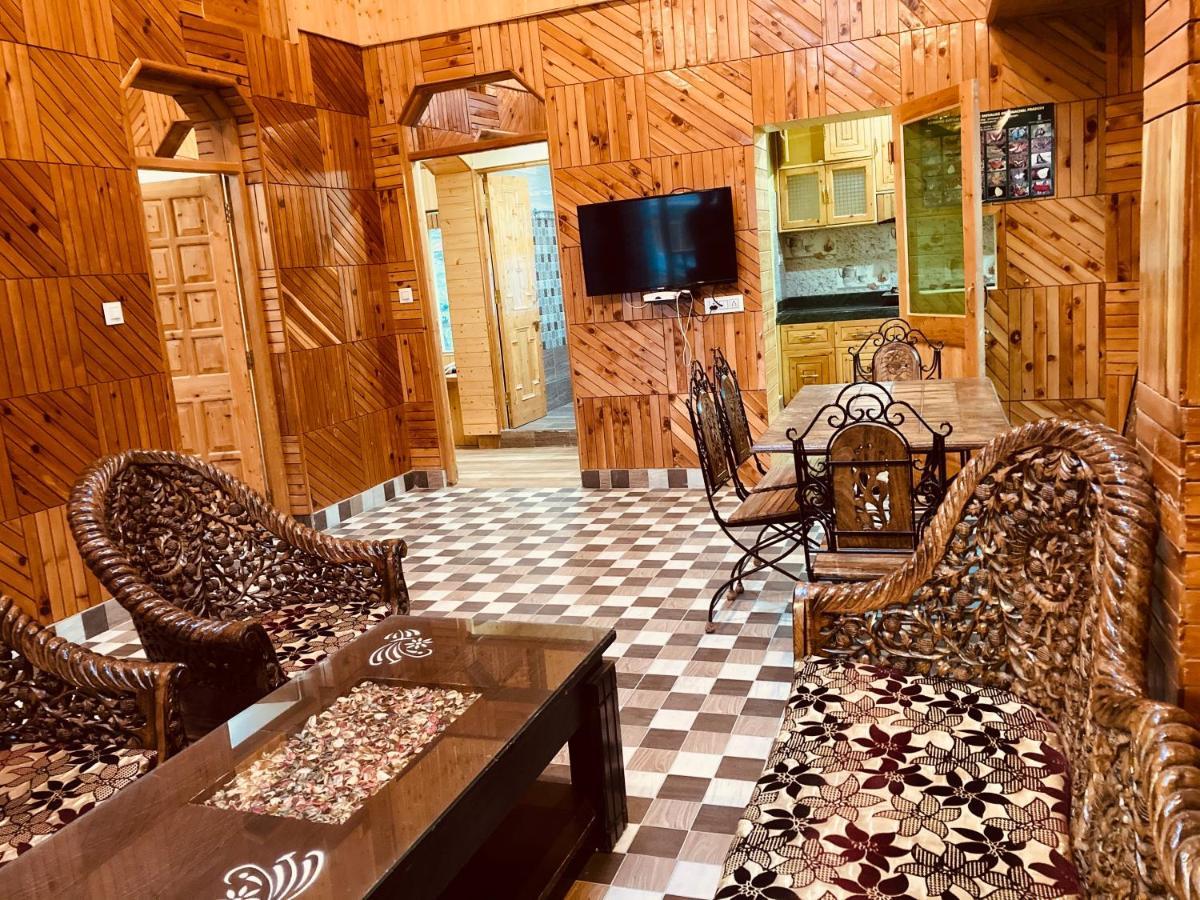 Woods Villa- A Luxury Mountains View Cottages Manali  Bagian luar foto